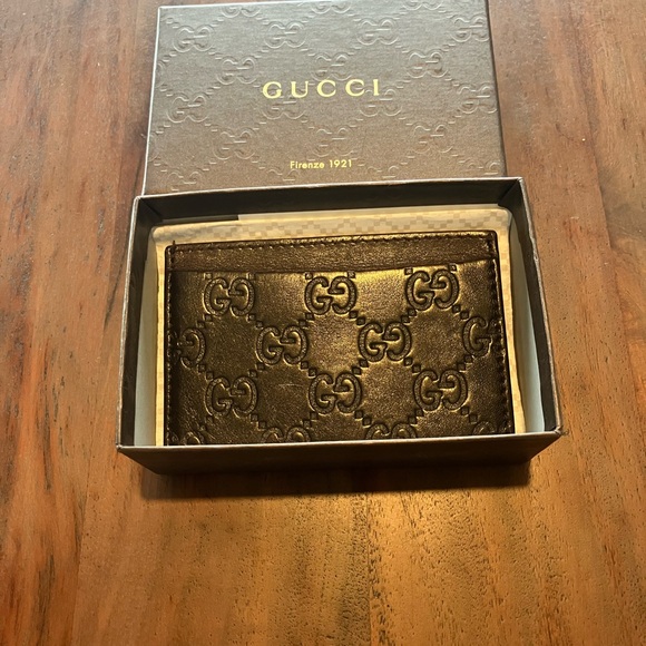 Gucci Embossed chocolate brown card Holder like new condition! - Picture 4 of 6